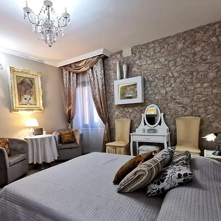 Lux Hotel *
